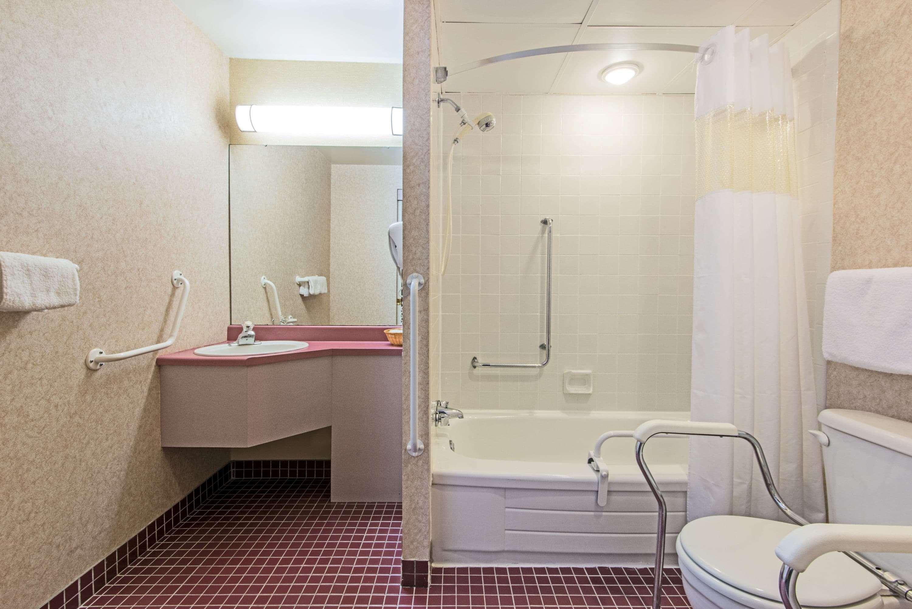 ฮาวเวิร์ด จอห์นสัน บาย วินด์แฮม เกรเวนเฮิสต์ Hotel กราเวนเฮิร์สต์ ภายนอก รูปภาพ